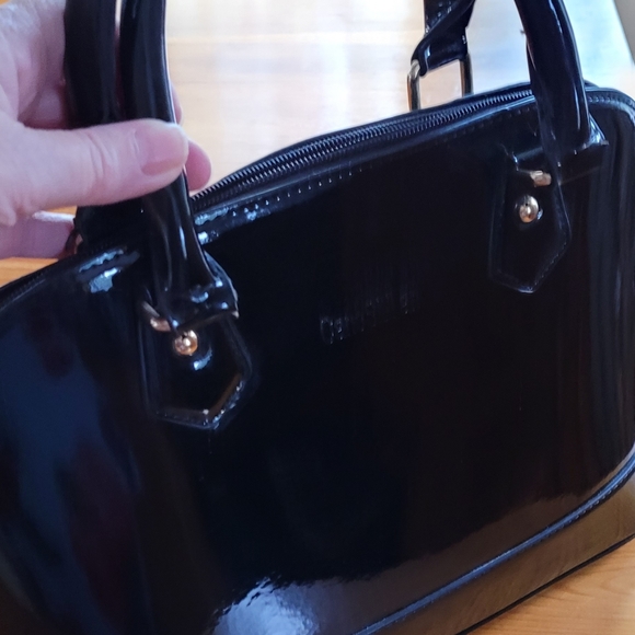 "CanoStilil " handbag in faux patent leather. - Picture 3 of 7